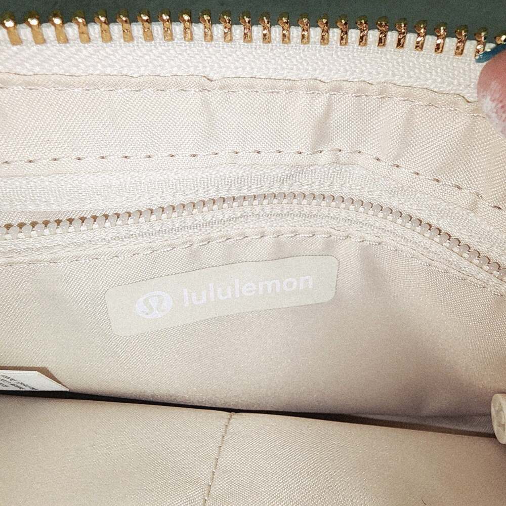 Lululemon City Essentials Mini Shoulder Bag 1L - Picture 7 of 10